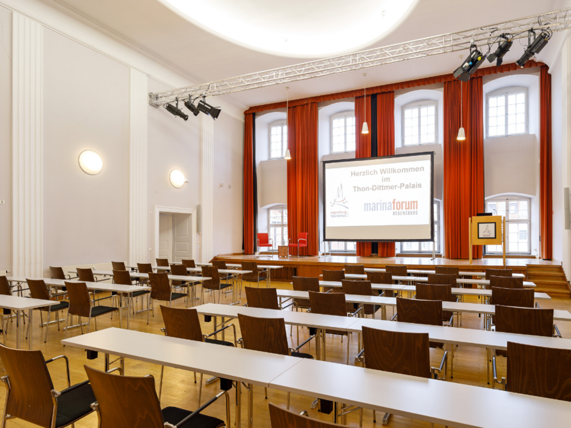 Ansicht von hinten auf Bühne Thon-Dittmer-Palais