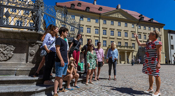 Menschen bei einer Stadtführung