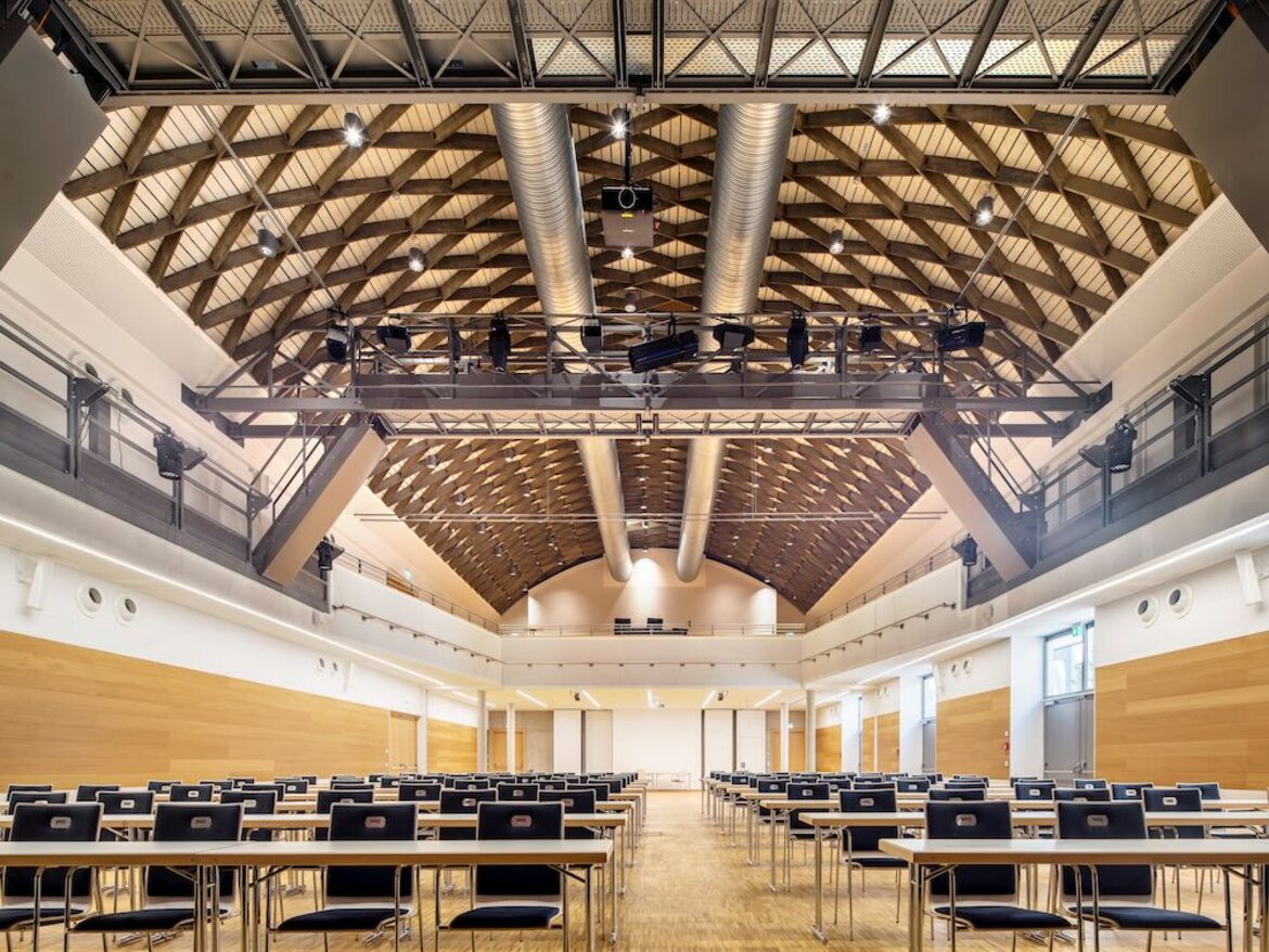 Innenansicht großes Forum im marinaforum 