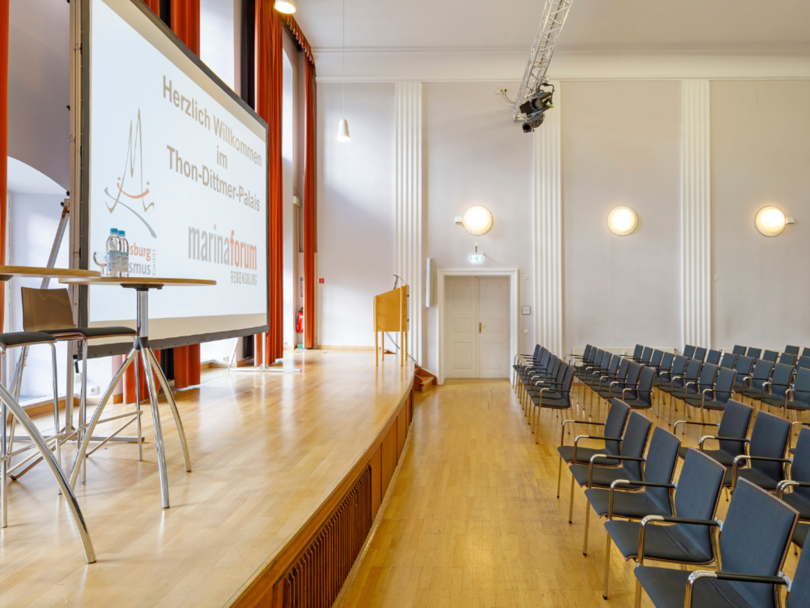 Auditorium seitliche Bühnenansicht Thon-Dittmer-Palais